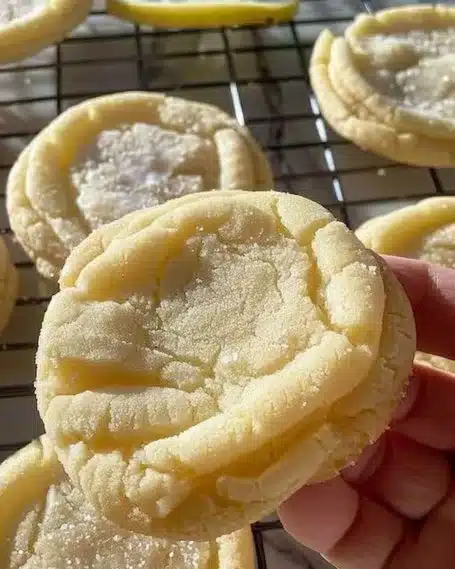 Biscuits au citron maison avec un glaçage citronné sur le dessus.