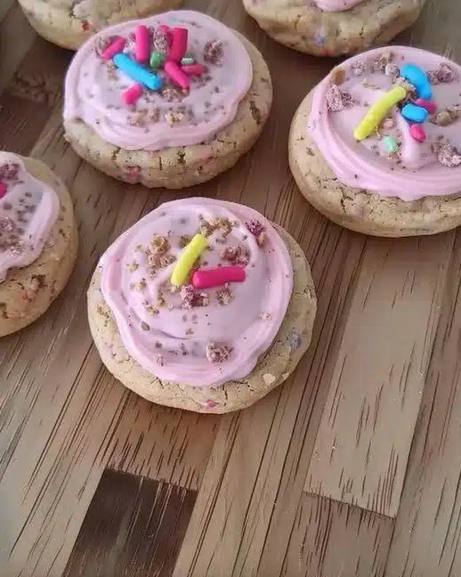 Cookies Crumbl avec glaçage au fromage à la crème, dessert appétissant.