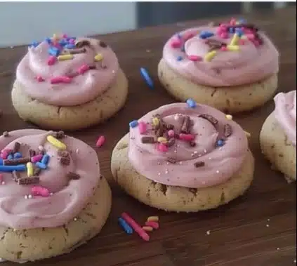 Cookies onctueux avec glaçage au fromage frais sur une assiette