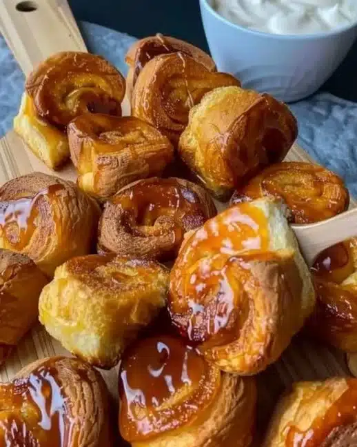 Mini-Brioches Perdues, délicieuses et moelleuses, servies avec du sirop.