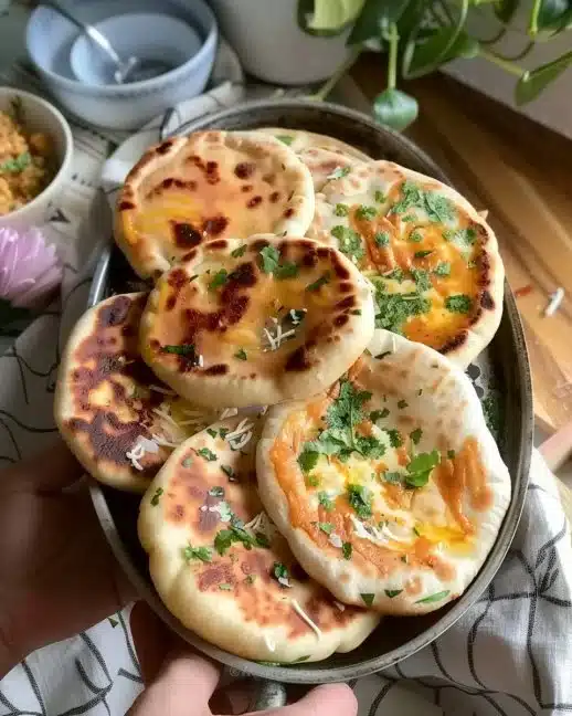 Naans au fromage garnis de poulet au curry