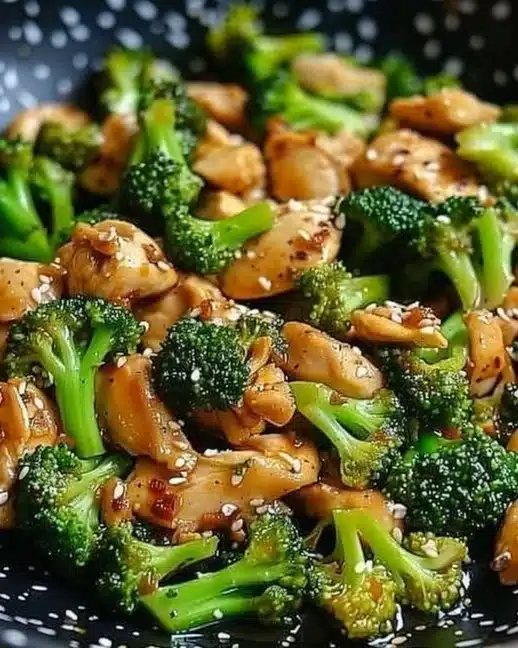 Recette de poulet sauté au brocoli avec des ingrédients frais et savoureux.