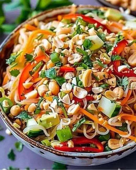 Recette de Salade Thaï Cacahuète avec légumes frais et cacahuètes croquantes