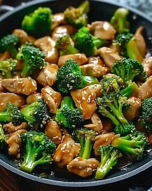 Sauté de poulet et brocoli sauté dans une poêle avec des légumes frais