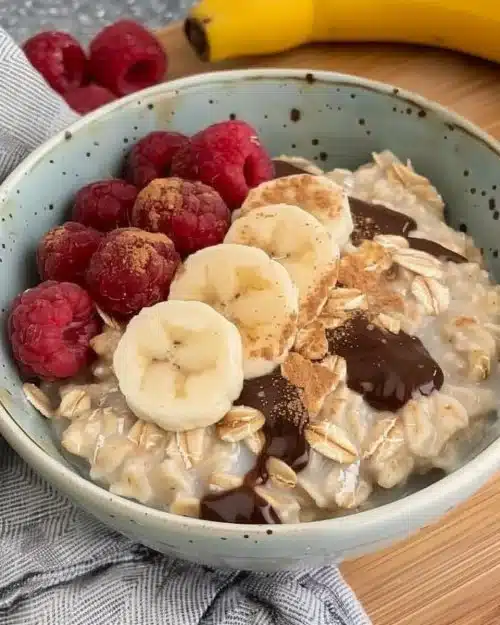 Bol d'avoine préparé au micro-ondes avec des fruits frais et des noix