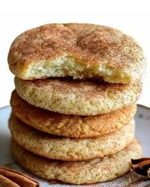 Biscuits moelleux à la cannelle fraîchement cuits sur une assiette