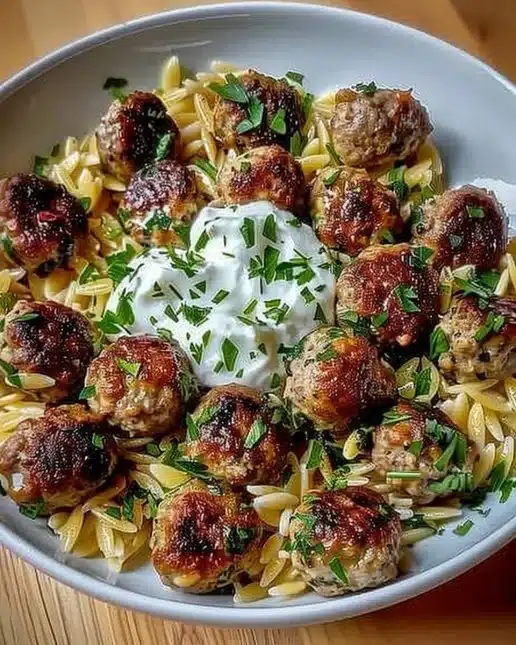 Boulettes Méditerranéennes avec Orzo Citronné, plat coloré et délicieux.