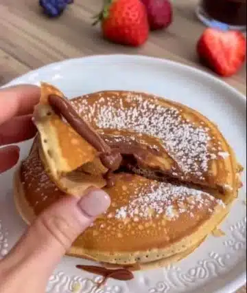Crêpes fourrées au Nutella, délicieuses et moelleuses, prêtes à être dégustées.