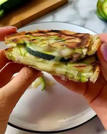 Recette de Croque Courgette avec courgettes grillées et fromage fondu