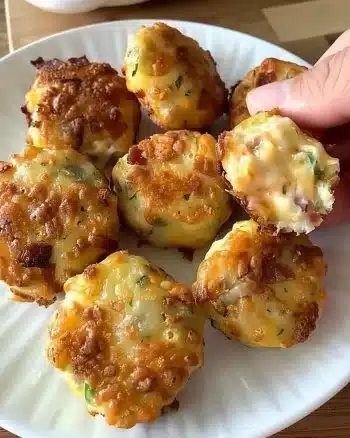 Plateau de croquettes apéritives au bacon et au fromage croustillantes