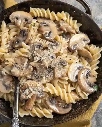Pâtes aux champignons savoureuses avec une sauce crémeuse