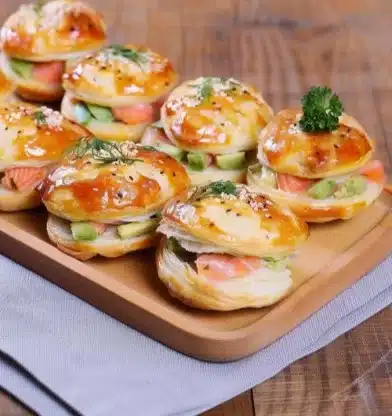 Feuilletés apéritif saumon avocat prêts à déguster lors d'une fête
