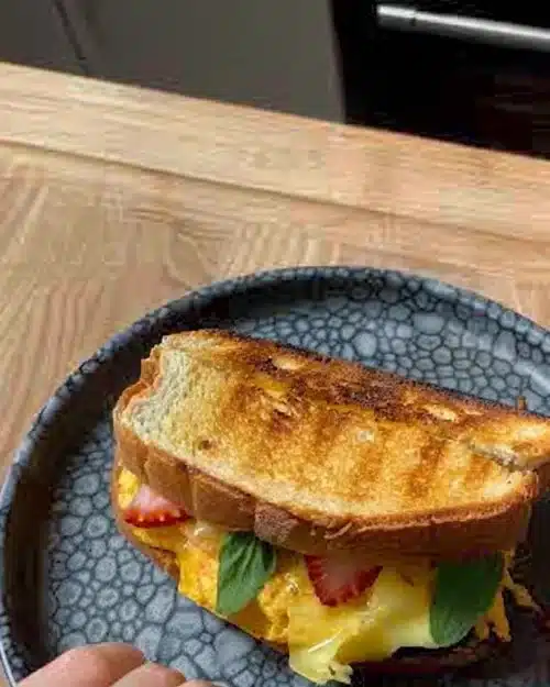 Petit déjeuner sain pour enfants avec fruits et céréales