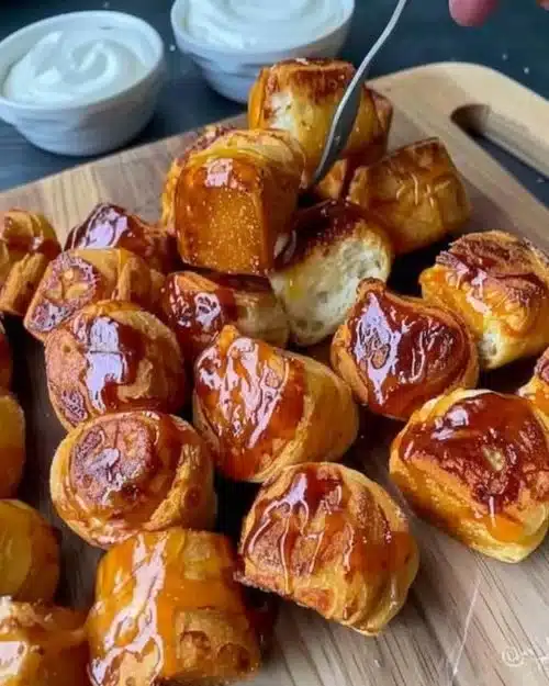 Mini-brioches perdues servies avec des garnitures salées et sucrées pour le petit déjeuner