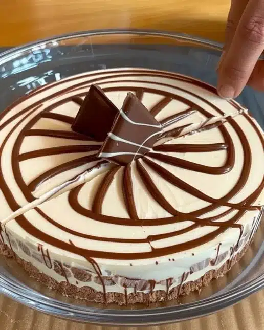 Mousse zébrée aux deux chocolats présentée dans un bol