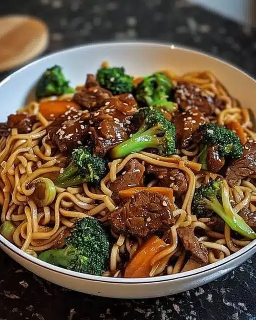 Nouilles sautées au bœuf avec une sauce collante sur une assiette