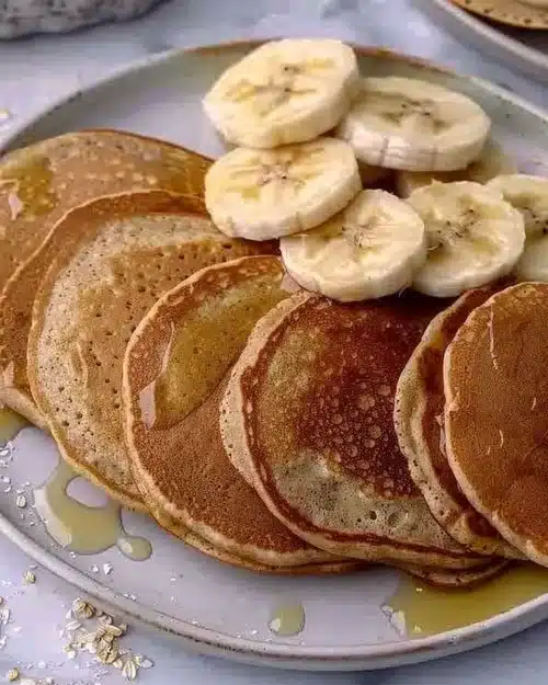Pancakes à la banane et à l'avoine garnis de fruits frais