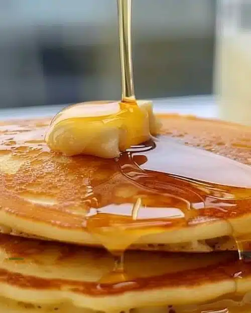 Pancakes américains moelleux et dorés servis avec du sirop d'érable