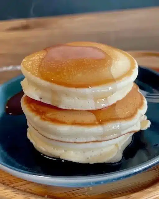 Pancakes légers et moelleux servies avec des fruits frais