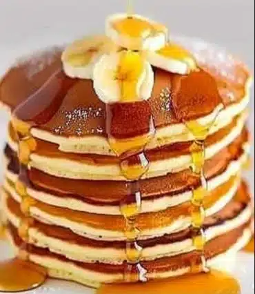 Pancakes Maison Fluffes moelleux et dorés sur une assiette