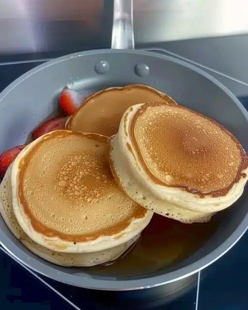 Pancakes soufflés légers et moelleux servis avec des fruits frais
