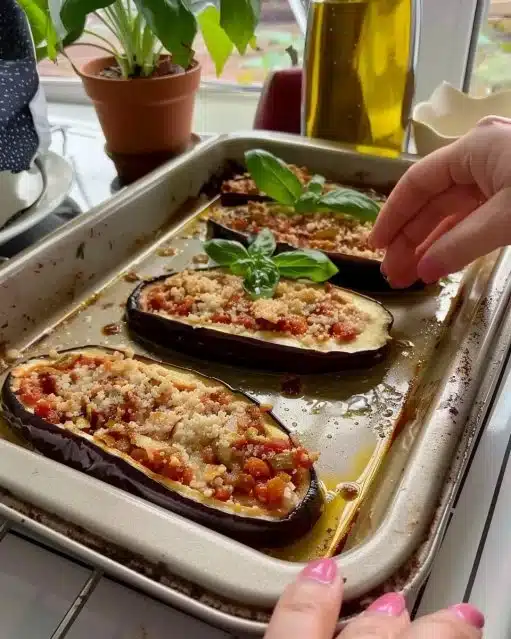 Parmesan d'Aubergine doré sur plaque de cuisson