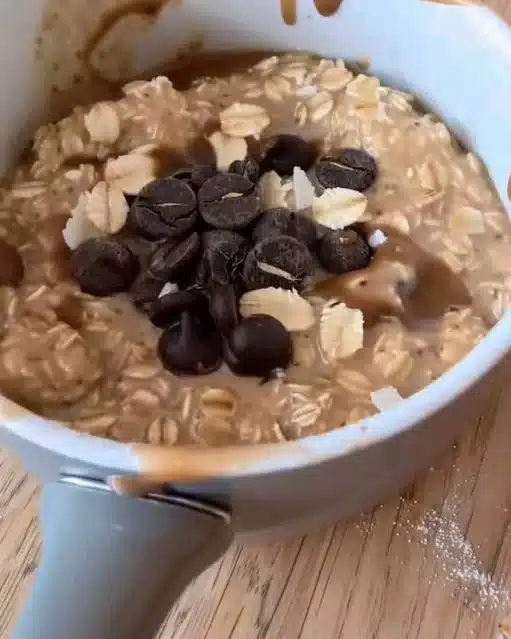 Porridge façon cookie appétissant dans un bol, garniture de chocolat et fruits
