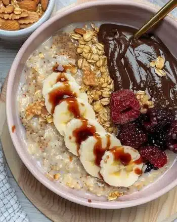 Bol de porridge vegan et sans gluten avec des fruits frais