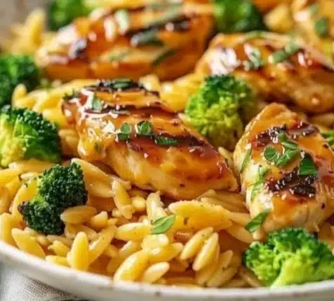 Poulet Brocoli Orzo au Cheddar dans une assiette, plat savoureux et réconfortant