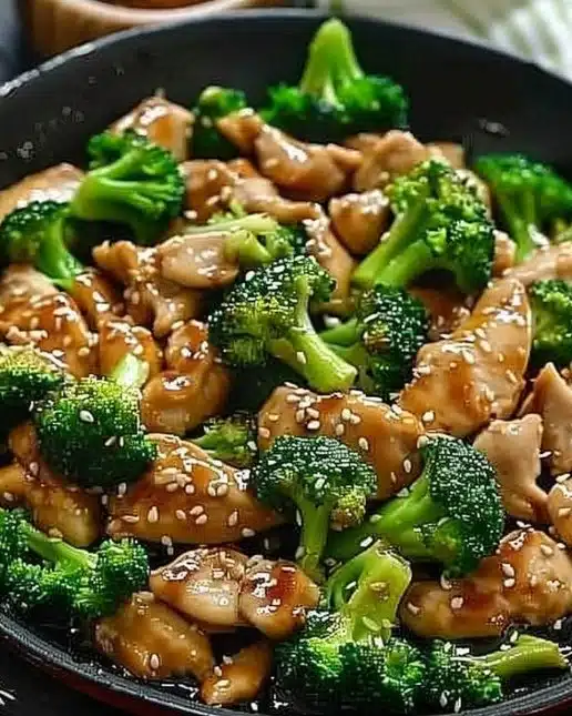 Plat de poulet sauté au brocoli bien assaisonné