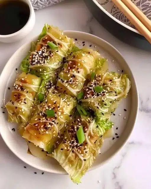 Delicieux raviolis au chou servis avec une sauce crémeuse