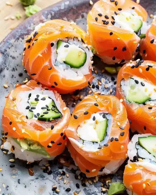 Roulés de saumon fumé présentés sur une assiette élégante