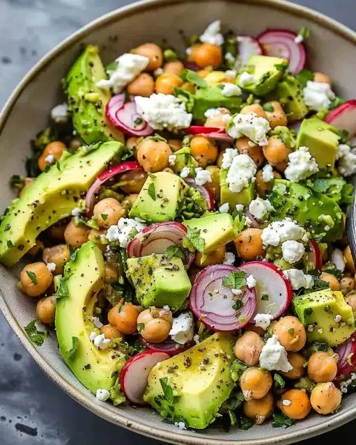 Salade de pois chiches avec feta et avocat garnie de légumes frais