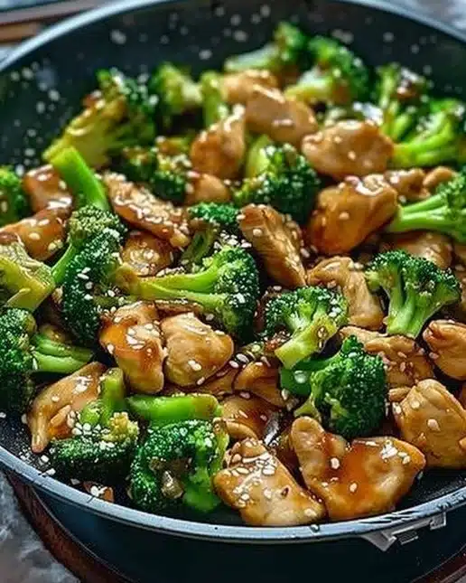 Sauté de poulet et brocoli sauté dans une poêle avec des légumes frais.