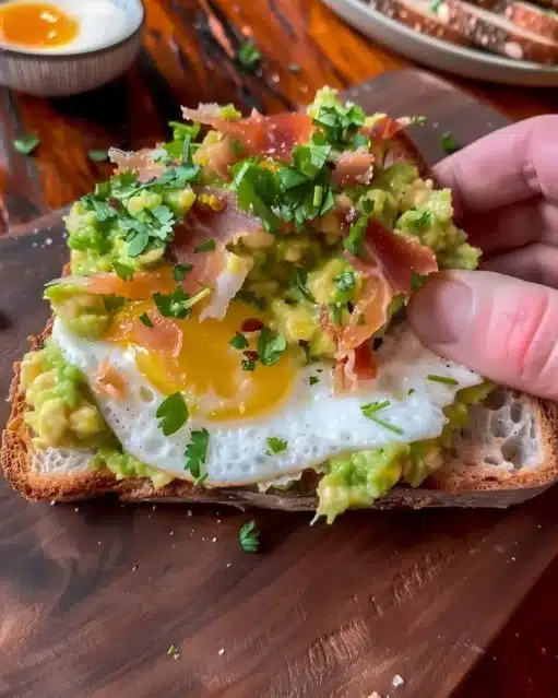 Toast à la guacamole servi au petit déjeuner avec garnitures fraîches
