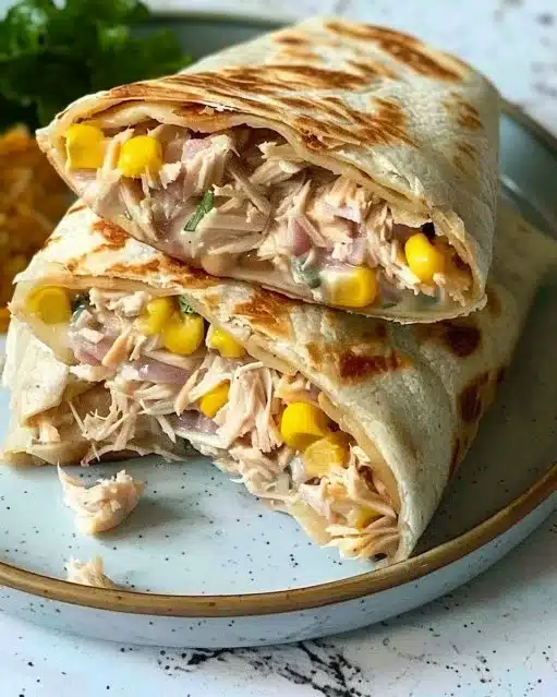 Wrap au thon fondant garni de légumes frais et sauce légère.