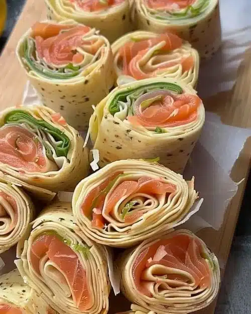 Délicieux wraps au saumon garnis de légumes frais et sauce crémeuse