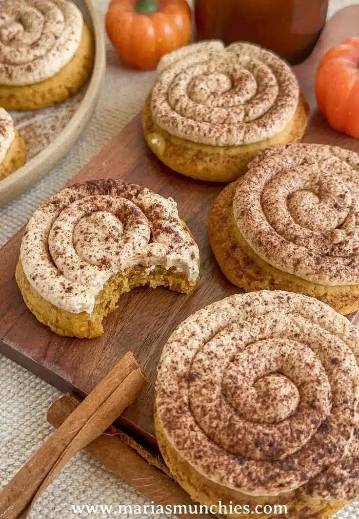 Biscuits de citrouille moelleux sortant du four, dorés et parfumés à l'automne