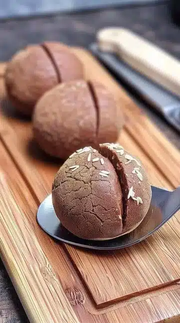 Assortiment de boules gourmandes chocolatées et fruitées sur une table.