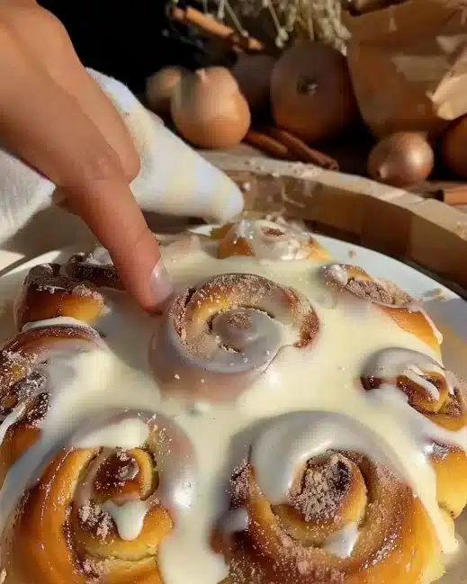 Brioche à la cannelle moelleuse avec une garniture parfumée et épicée.