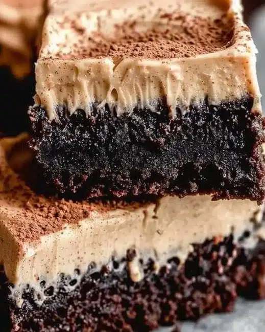 Brownies au café glacé avec une garniture chocolatée et café