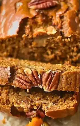 Un délicieux cake au potiron frais sorti du four, décoré avec des épices.