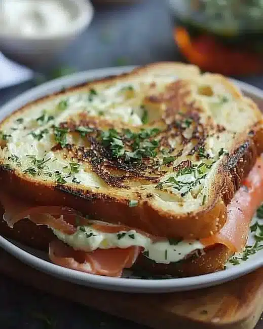 Croque Madame croissant servi sur une table de brunch