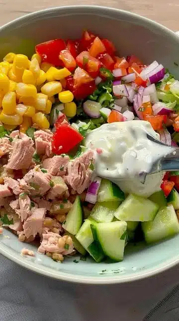 Deux salades colorées et appétissantes pour des déjeuners sains