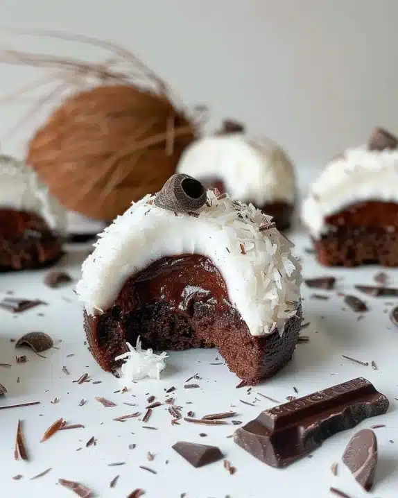 Dôme de noix de coco avec pâte à tartiner au chocolat présentée sur une assiette.