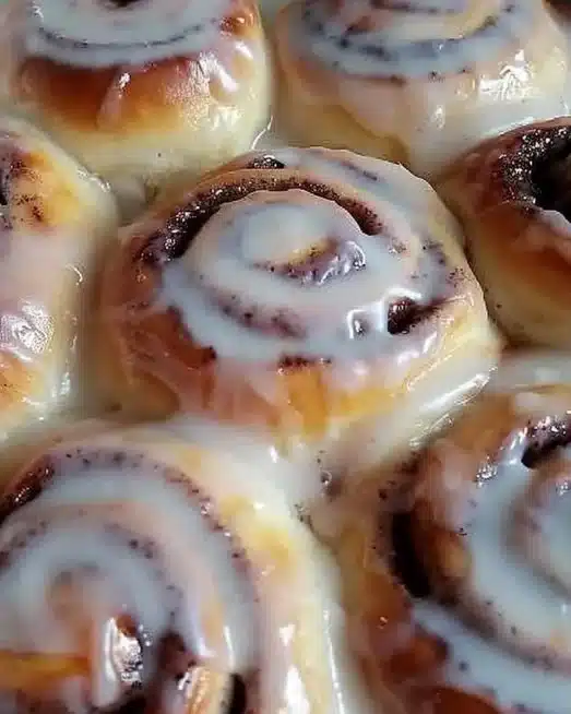 Glaçage au fromage à la crème sur un gâteau décoré