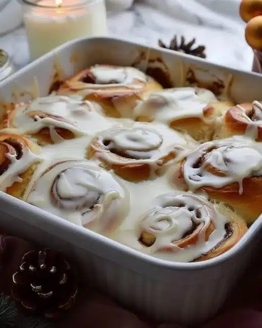 Délicieux rouleaux à la cannelle fraîchement cuits avec glaçage
