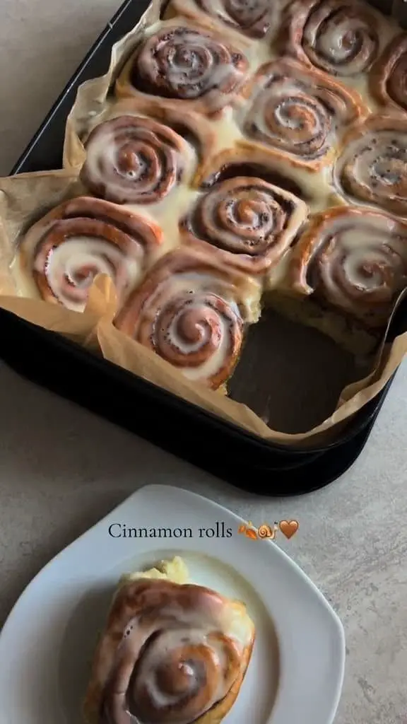 Roules à la cannelle moelleux avec un glaçage crémeux