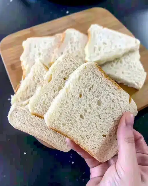 Mini Croque-Monsieur délicieux présenté sur une assiette, style Beabadoobee.