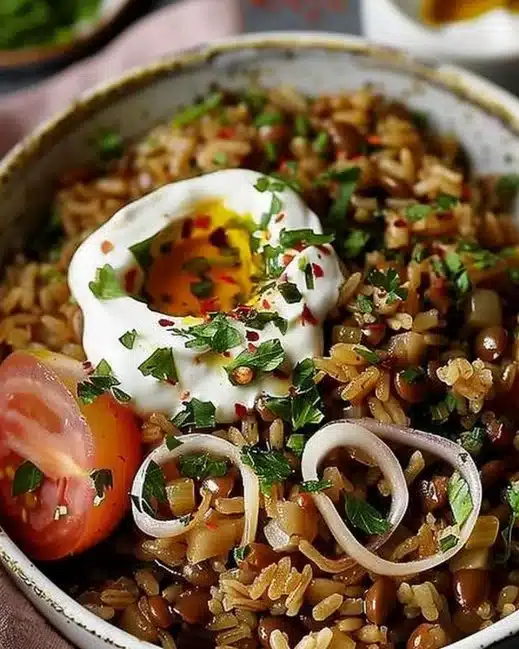 Mujadara libanaise servie dans une assiette avec des oignons caramélisés.